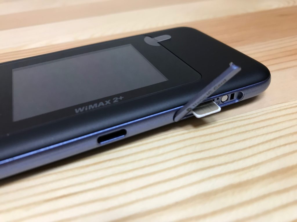 WiMAX Speed Wi-Fi W06にSIMカード挿入